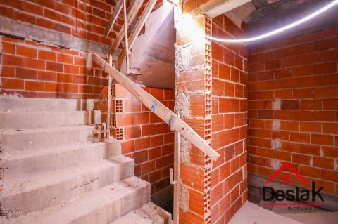 Apartamento T3 novo com duas frentes, em fase de construção.
