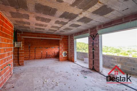 Apartamento T3 novo com duas frentes, em fase de construção.