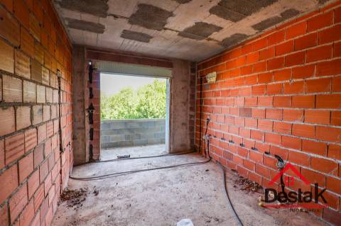 Apartamento T3 novo com duas frentes, em fase de construção.