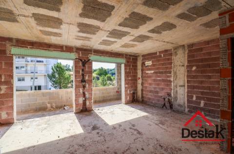 Apartamento T3 novo com duas frentes, em fase de construção.