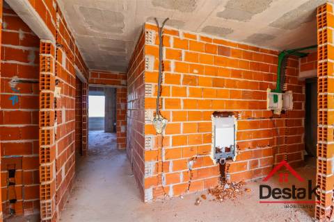 Apartamento T3 novo com duas frentes, em fase de construção.