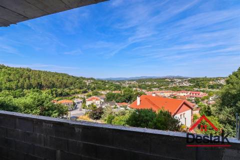 Apartamento T3 novo com duas frentes, em fase de construção.
