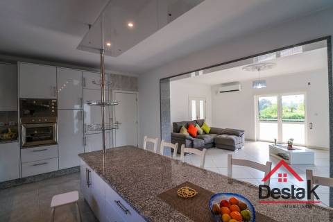 Moradia T4 com piscina para venda em Viseu