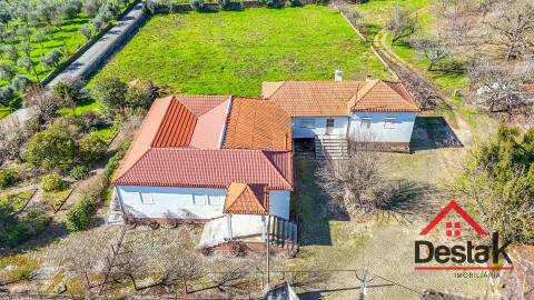 Quinta T6 com 18.000m² de terreno para venda no Sátão
