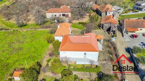 Quinta T6 com 18.000m² de terreno para venda no Sátão