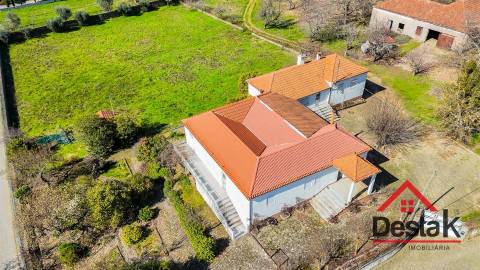 Quinta T6 com 18.000m² de terreno para venda no Sátão