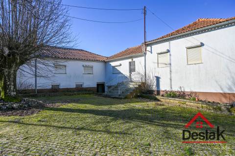 Quinta T6 com 18.000m² de terreno para venda no Sátão