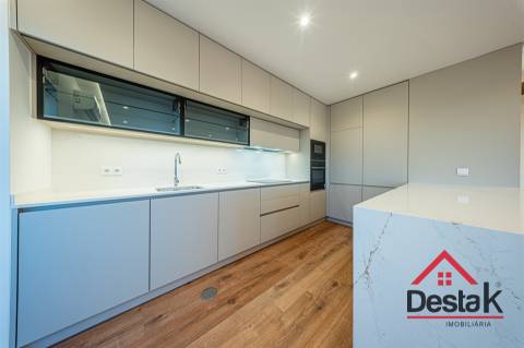 Apartamento T4 Duplex  junto ao Palácio do Gelo