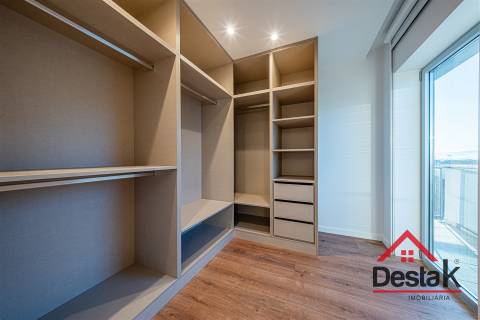 Apartamento T4 Duplex  junto ao Palácio do Gelo