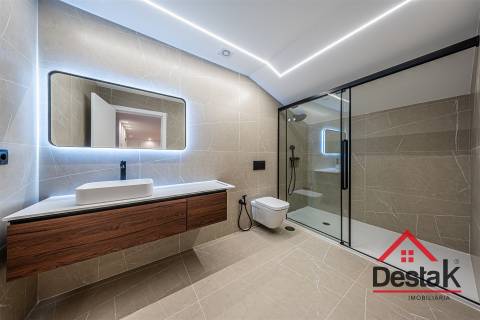 Apartamento T4 Duplex  junto ao Palácio do Gelo
