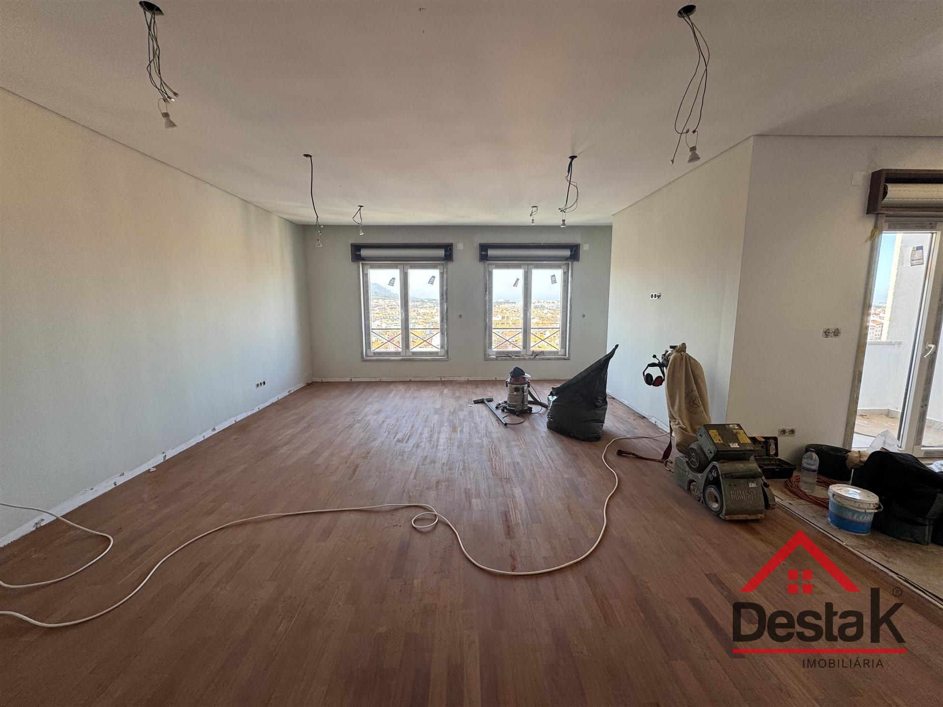 T3+1 DUPLEX Totalmente Renovado com Dois Pátios e Excelentes Áreas