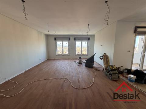 T3+1 DUPLEX Totalmente Renovado com Dois Pátios e Excelentes Áreas