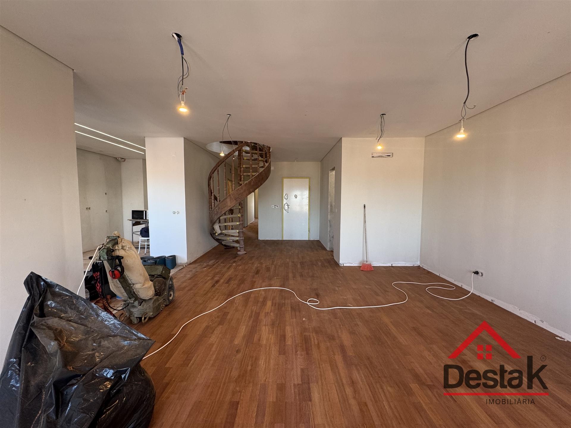 T3+1 DUPLEX Totalmente Renovado com Dois Pátios e Excelentes Áreas
