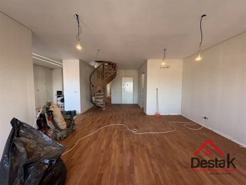 T3+1 DUPLEX Totalmente Renovado com Dois Pátios e Excelentes Áreas