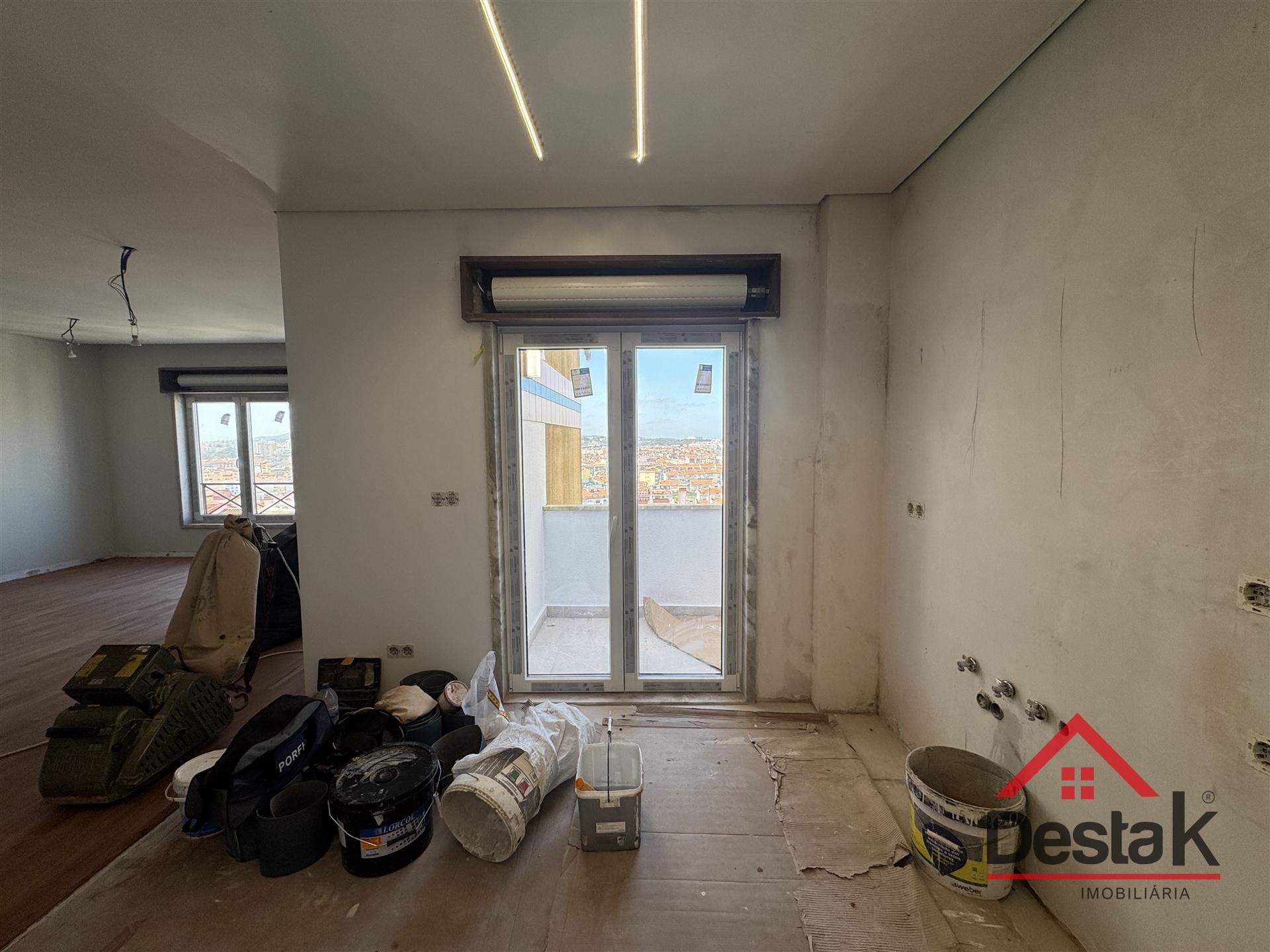 T3+1 DUPLEX Totalmente Renovado com Dois Pátios e Excelentes Áreas