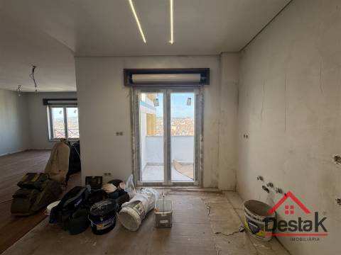 T3+1 DUPLEX Totalmente Renovado com Dois Pátios e Excelentes Áreas