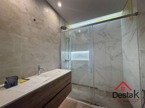 T3+1 DUPLEX Totalmente Renovado com Dois Pátios e Excelentes Áreas