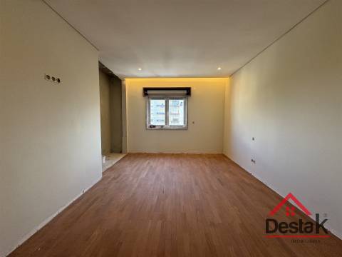 T3+1 DUPLEX Totalmente Renovado com Dois Pátios e Excelentes Áreas