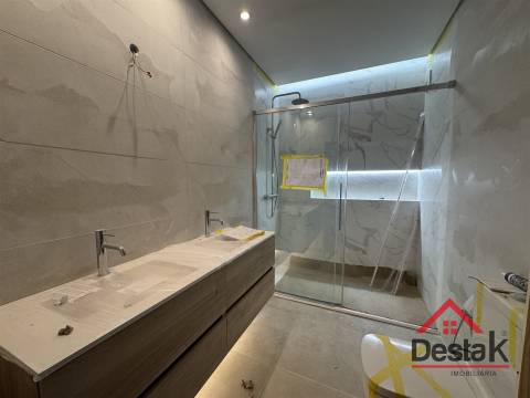 T3+1 DUPLEX Totalmente Renovado com Dois Pátios e Excelentes Áreas