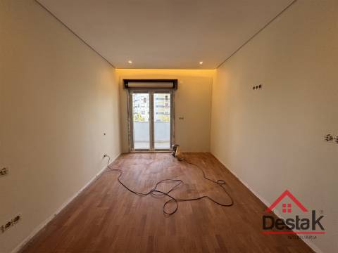 T3+1 DUPLEX Totalmente Renovado com Dois Pátios e Excelentes Áreas