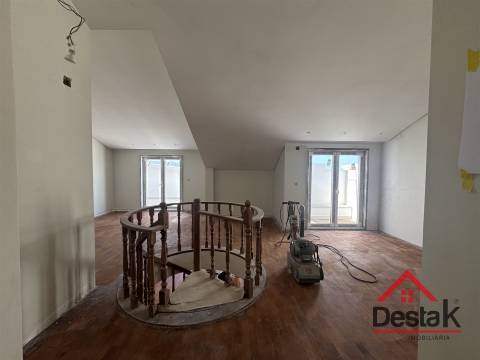T3+1 DUPLEX Totalmente Renovado com Dois Pátios e Excelentes Áreas