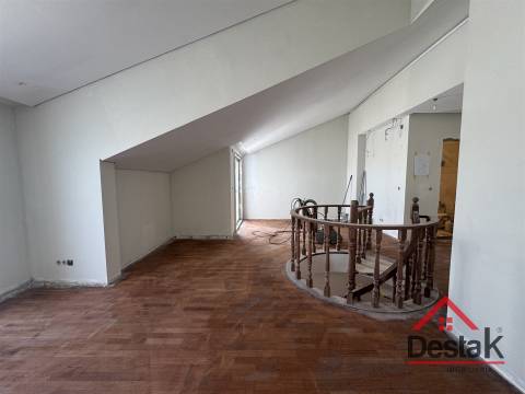 T3+1 DUPLEX Totalmente Renovado com Dois Pátios e Excelentes Áreas