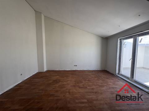 T3+1 DUPLEX Totalmente Renovado com Dois Pátios e Excelentes Áreas