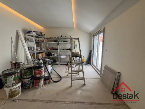 T3+1 DUPLEX Totalmente Renovado com Dois Pátios e Excelentes Áreas