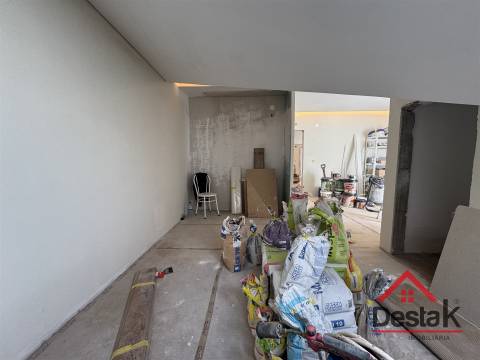 T3+1 DUPLEX Totalmente Renovado com Dois Pátios e Excelentes Áreas