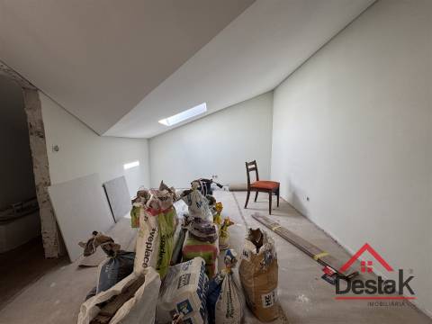 T3+1 DUPLEX Totalmente Renovado com Dois Pátios e Excelentes Áreas