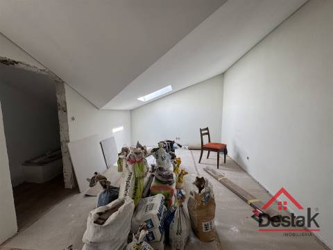T3+1 DUPLEX Totalmente Renovado com Dois Pátios e Excelentes Áreas