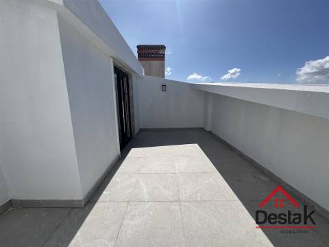 T3+1 DUPLEX Totalmente Renovado com Dois Pátios e Excelentes Áreas