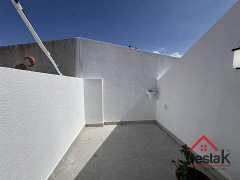 T3+1 DUPLEX Totalmente Renovado com Dois Pátios e Excelentes Áreas