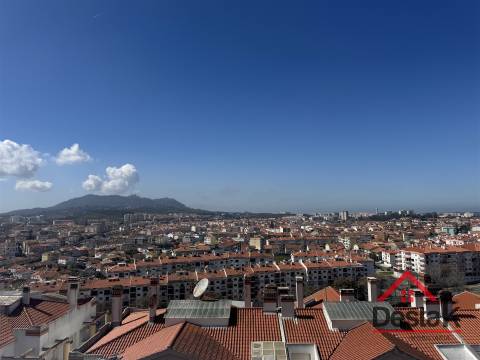 T3+1 DUPLEX Totalmente Renovado com Dois Pátios e Excelentes Áreas