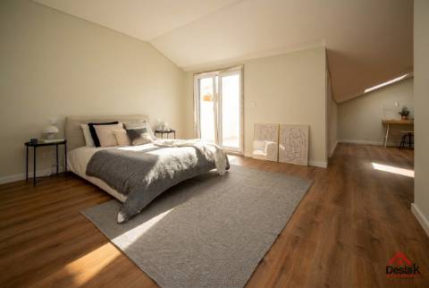 T3+1 DUPLEX Totalmente Renovado com Dois Pátios e Excelentes Áreas