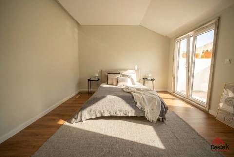 T3+1 DUPLEX Totalmente Renovado com Dois Pátios e Excelentes Áreas