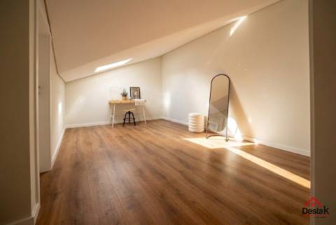 T3+1 DUPLEX Totalmente Renovado com Dois Pátios e Excelentes Áreas
