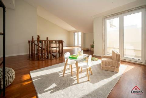T3+1 DUPLEX Totalmente Renovado com Dois Pátios e Excelentes Áreas