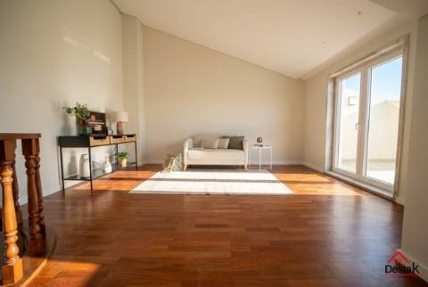 T3+1 DUPLEX Totalmente Renovado com Dois Pátios e Excelentes Áreas