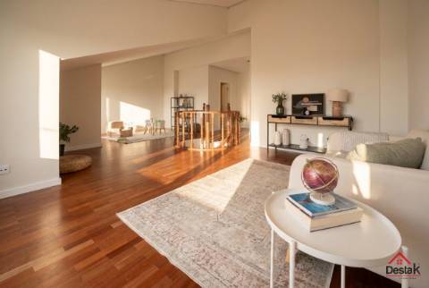 T3+1 DUPLEX Totalmente Renovado com Dois Pátios e Excelentes Áreas