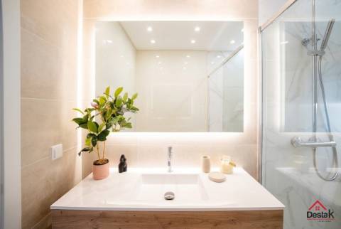 T3+1 DUPLEX Totalmente Renovado com Dois Pátios e Excelentes Áreas