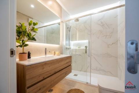 T3+1 DUPLEX Totalmente Renovado com Dois Pátios e Excelentes Áreas
