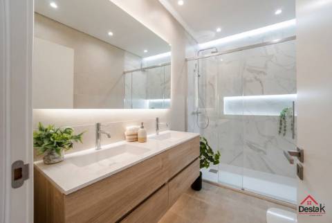T3+1 DUPLEX Totalmente Renovado com Dois Pátios e Excelentes Áreas