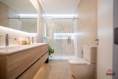 T3+1 DUPLEX Totalmente Renovado com Dois Pátios e Excelentes Áreas