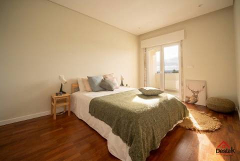 T3+1 DUPLEX Totalmente Renovado com Dois Pátios e Excelentes Áreas