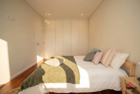 T3+1 DUPLEX Totalmente Renovado com Dois Pátios e Excelentes Áreas