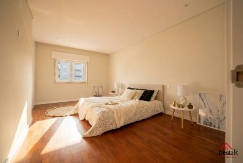 T3+1 DUPLEX Totalmente Renovado com Dois Pátios e Excelentes Áreas