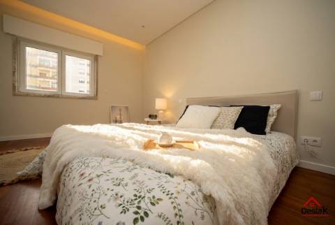 T3+1 DUPLEX Totalmente Renovado com Dois Pátios e Excelentes Áreas