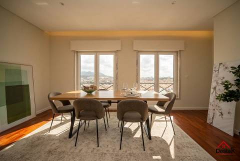 T3+1 DUPLEX Totalmente Renovado com Dois Pátios e Excelentes Áreas