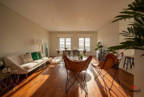 T3+1 DUPLEX Totalmente Renovado com Dois Pátios e Excelentes Áreas